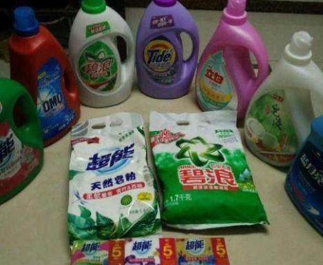 洗衣服用洗衣粉還是洗衣液好？聽完保潔阿姨的分析，后悔知道晚了